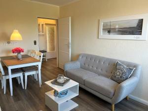 a living room with a couch and a table at Wattenküste in Büsumer Deichhausen