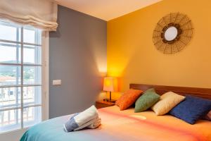 a bedroom with two beds and a window at Apartament Sant Antoni de Calonge in Sant Antoni de Calonge