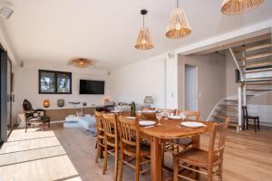 a dining room and living room with a table and chairs at Maison Desmathi in Saint-Pierre-Quiberon