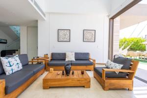 a living room with two couches and a coffee table at Bright villa w pool & outdoor grill u303 in Barú