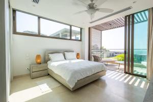 a bedroom with a bed and a large window at Bright villa w pool & outdoor grill u303 in Barú