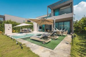 a home with a swimming pool and a house at Bright villa w pool & outdoor grill u303 in Barú