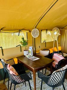 a dining table and chairs in a tent at Glamping Safaritent 4 persoons in Hindeloopen