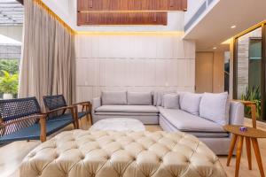 a living room with a couch and a table at Coastal villa w dock access & pools u401 in Barú