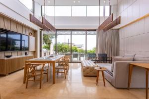 a living room with a table and a couch at Coastal villa w dock access & pools u401 in Barú