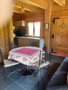 a kitchen with a table and chairs in a room at La Clé Des Champs in Biltzheim