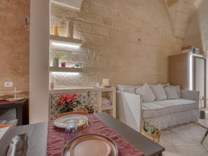 a living room with a table and a couch at SuiteCota24 piscina e spa in Lecce