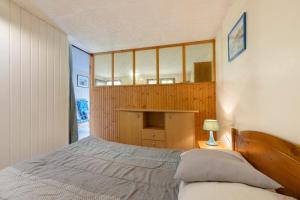 a bedroom with a bed and a desk with a lamp at Gîte 4 Pers L'étoile De Mer in Apremont