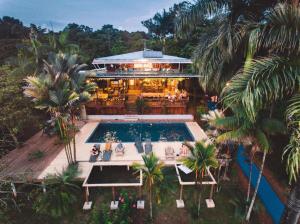 een uitzicht op een huis met een zwembad bij Bambuda Lodge in Bocas del Toro