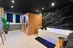 a room with a large marble wall at Le pacifique in Schiltigheim