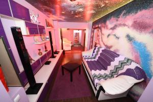 a room with a bed and a painting on the wall at Ket Apartments in Galaţi