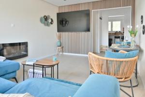 a living room with a blue couch and a table at Le pacifique in Schiltigheim