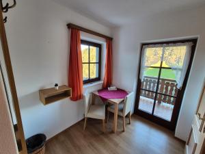a small room with a table and a window at Klein Schöntal in Göstling an der Ybbs
