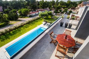 View ng pool sa Bonihome Apartments o sa malapit