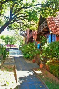 une passerelle devant une maison avec des plantes dans l'établissement Chalet Suisse, à Natal