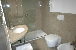 Hotel La Pineta tesisinde bir banyo