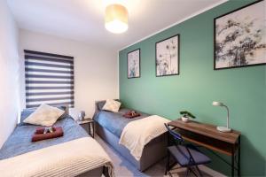 a bedroom with two beds and a desk at 3 bed house, Free parking 9ppl in Pleasley