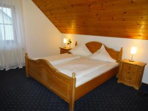 Un pat sau paturi într-o cameră la ALTE LINDE Landhotel & Restaurant