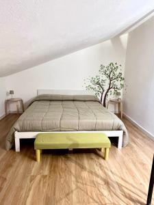 a bedroom with a bed with a green bench at Casa Argo Guest House in Bisaccia