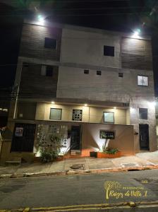 a building on the side of a street at night at Studio Completo Próx aeroporto Guarulhos in Guarulhos