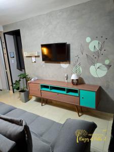 a living room with a flat screen tv on a wall at Studio Completo Próx aeroporto Guarulhos in Guarulhos