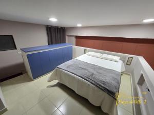 a hospital room with a bed and a tv at Studio Completo Próx aeroporto Guarulhos in Guarulhos
