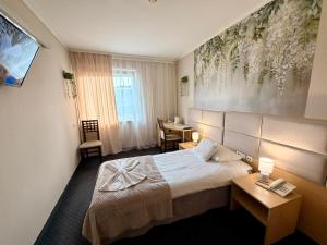 ein Hotelzimmer mit einem Bett und einem Tisch in der Unterkunft Great Polonia Silesian Quality Hotel in Kattowitz