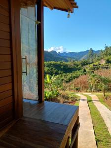 Pemandangan gunung umum atau pemandangan gunung yang diambil dari rumah percutian