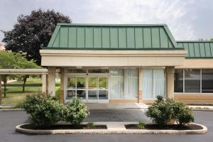 un edificio con dos arbustos delante de él en Days Inn & Suites by Wyndham York, en York