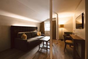 a living room with a couch and a table at Après Post Hotel in Stuben am Arlberg