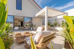 a patio with chairs and a table and some plants at Villa Flora in Colares