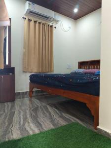 a room with a bed with a blue mattress at Samudra Nadi Bliss in Mūlki