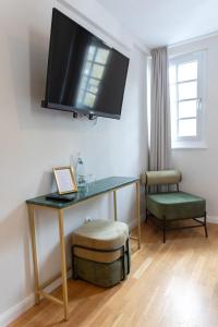 a room with a desk and a tv on the wall at Altes Zollhaus in Beilstein