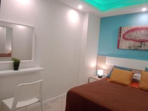 a bedroom with a bed and a painting on the wall at Loft Centrico Bahía 5 in Santander