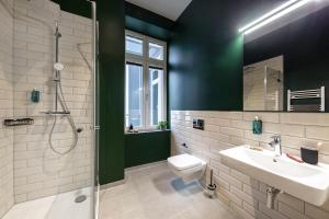 ein Badezimmer mit Toilette, Waschbecken und Dusche in der Unterkunft ipartment Berlin Mitte HOME by Best Western in Berlin + 28 Fotos