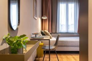 ein Hotelzimmer mit Bett, Schreibtisch und Stuhl in der Unterkunft ipartment Berlin Mitte HOME by Best Western in Berlin