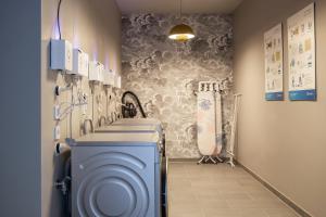 ein Badezimmer mit einer blauen Waschmaschine in einem Zimmer in der Unterkunft ipartment Berlin Mitte HOME by Best Western in Berlin