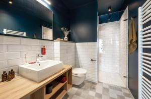 a bathroom with a sink and a toilet at ipartment Braunschweig HOME by Best Western in Braunschweig +20 photos