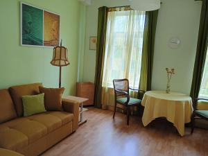a living room with a couch and a table at Ferienwohnung am Dom in Verden