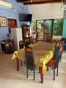 a dining room table with chairs and a table and a table and chairsktop at Roberto in Posadas