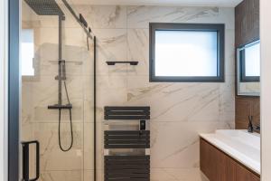 a bathroom with a shower and a sink at Villa belle rive RdC 3 chambres in Sévrier +5 photos