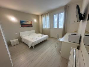 a small room with a bed and a desk at Locanda Patoea Alloggi in Borgoricco
