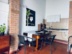 a kitchen with a table and chairs in a room at Casa colonial Centro Histórico - Puerta Azul in Mompos