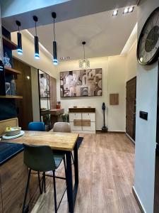 a dining room with a table and a clock at Appartement LA SCENE DU CENTRE ANNABA in Annaba