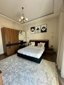 a bedroom with a large bed with a rug at Appartement LA SCENE DU CENTRE ANNABA in Annaba