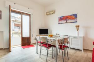 a kitchen and dining room with a table and chairs at Appartamento il Decimomiglio in Decimomannu