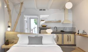 ein Schlafzimmer mit Bett und eine Küche in der Unterkunft Olympa Suites in Plaka