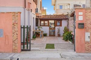 a small alley with a gate and a house at Casa Due Spighe in San Sperate