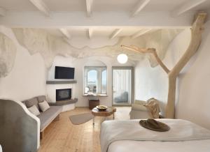 ein Wohnzimmer mit einem auf die Wand gemalten Baum. in der Unterkunft Olympa Suites in Plaka