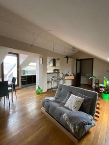a living room with a couch and a kitchen at La casetta sui tetti in Alba